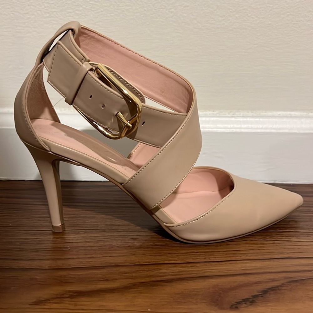 Tan heel with gold buckle
